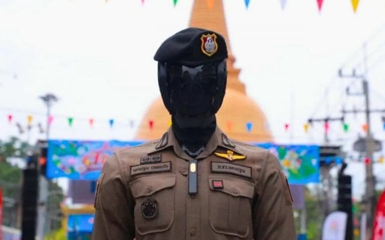 Lire la suite à propos de l’article Thaïlande : Un robot humanoïde rejoint la police, mais ce n’est pas encore « Robocop »
