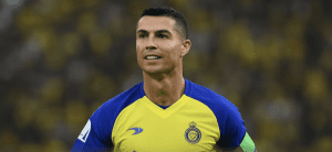 Lire la suite à propos de l’article Cristiano Ronaldo prolonge à Al-Nassr : fin du suspense autour de son avenir