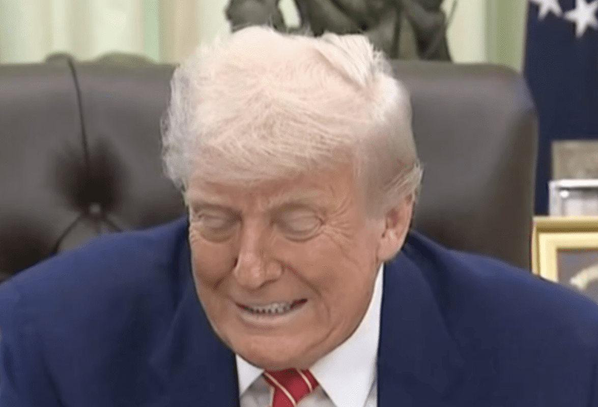 You are currently viewing États-Unis : Donald Trump ironise sur la vidéo virale d’Emmanuel et Brigitte Macron depuis le Bureau ovale