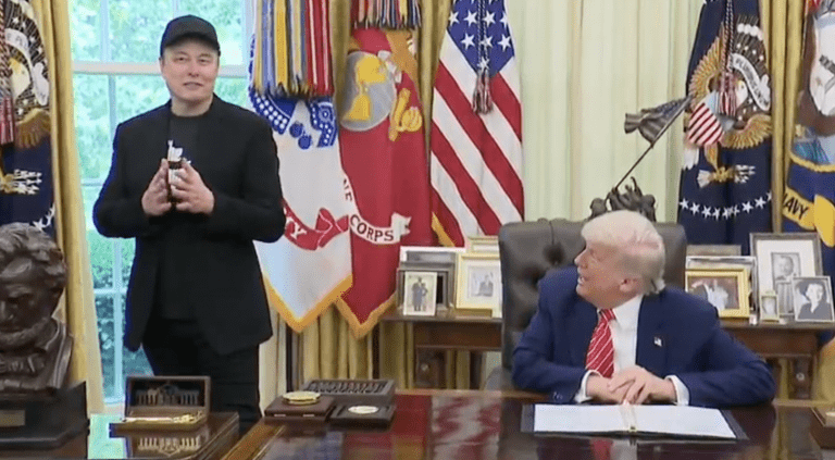 Lire la suite à propos de l’article États-Unis : Elon Musk ironise sur son œil au beurre noir : « Je n’étais pas en France »