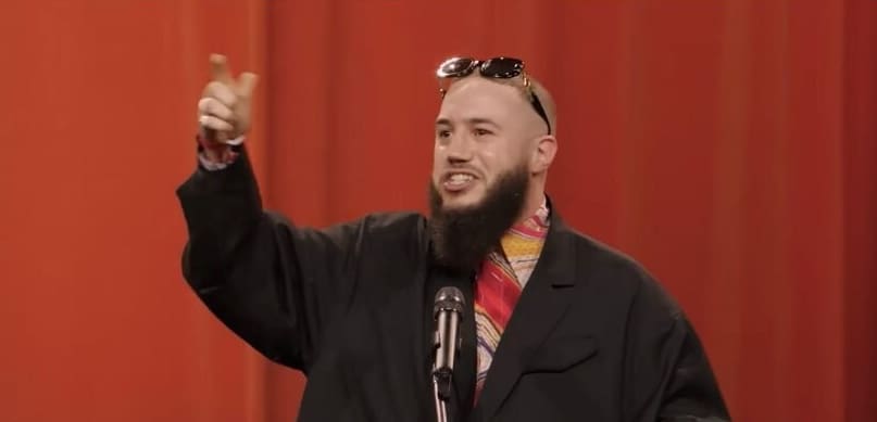 You are currently viewing Les Flammes 2025 : Cyril Hanouna critiqué en direct, W9 interrompt une séquence polémique