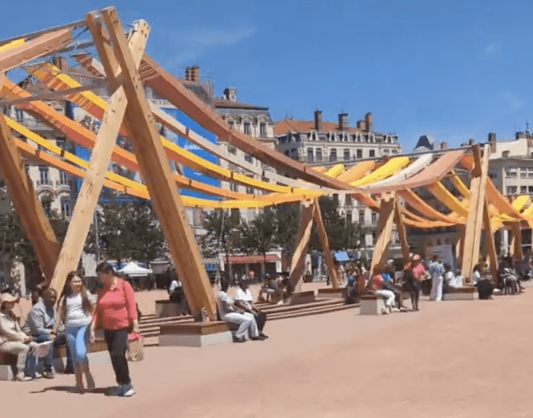 Lire la suite à propos de l’article Lyon : Jean-Michel Aulas critique le tissage urbain de la place Bellecour malgré son bon accueil par les Lyonnais