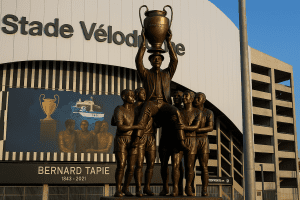 Lire la suite à propos de l’article Marseille : Une statue de Bernard Tapie inaugurée au pied du Vélodrome