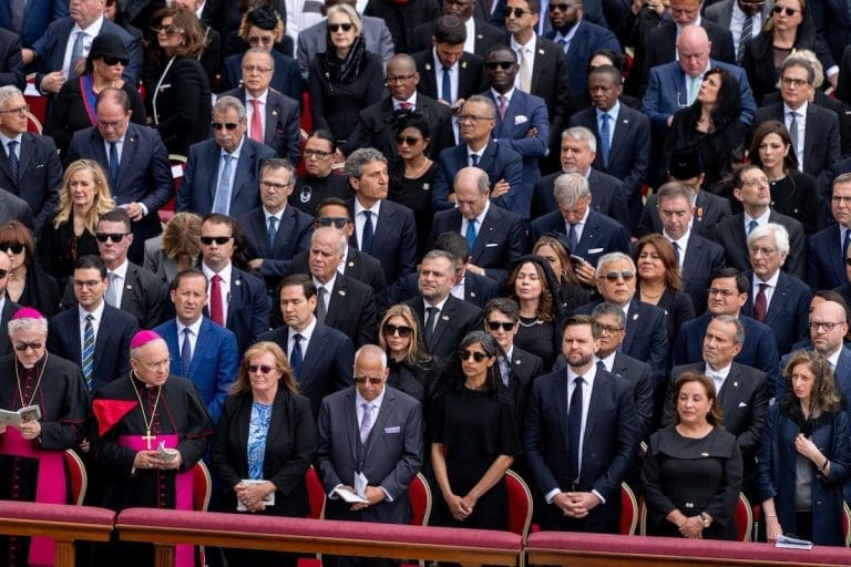 Lire la suite à propos de l’article Pape : Léon XIV inaugure un pontificat solidaire et tourné vers les marges devant le gratin mondial