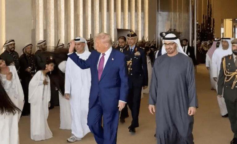 Lire la suite à propos de l’article Trump au Moyen-Orient : Le président américain aux Émirats Arabes Unis après ses visites au Qatar et en Arabie Saoudite