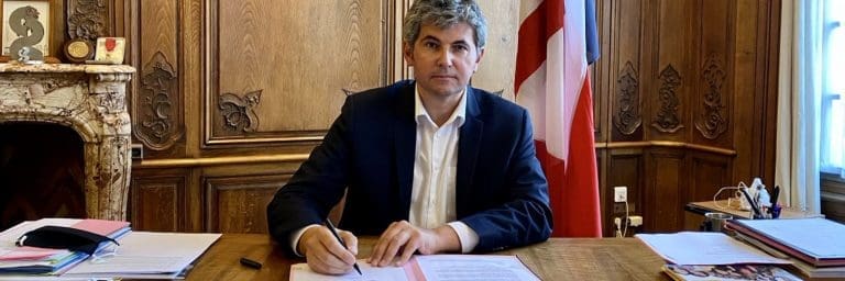 Lire la suite à propos de l’article Chalon-sur-Saône : le maire Gilles Platret interdit le drapeau palestinien après les émeutes