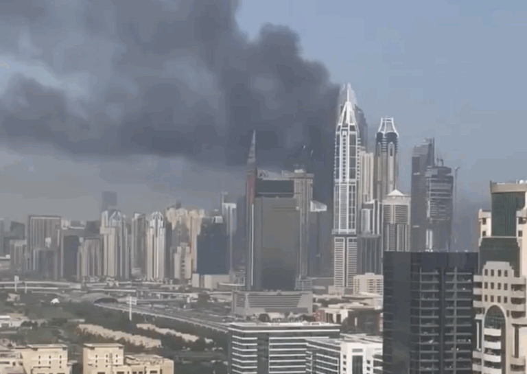 Lire la suite à propos de l’article Dubaï : un impressionnant incendie ravage une tour résidentielle de 67 étages à Marina