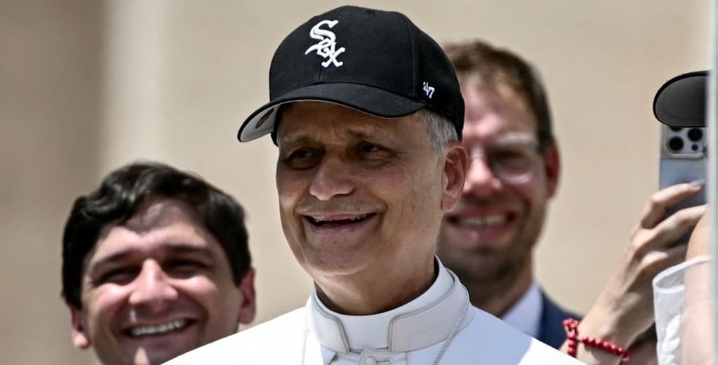 You are currently viewing Le pape Léon XIV s’affiche au Vatican avec une casquette des Chicago White Sox