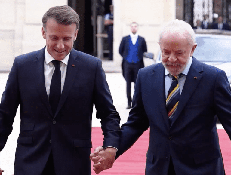 Lire la suite à propos de l’article Paris : Macron et Lula scellent un partenariat stratégique autour de la Défense, des vaccins, du climat et du commerce