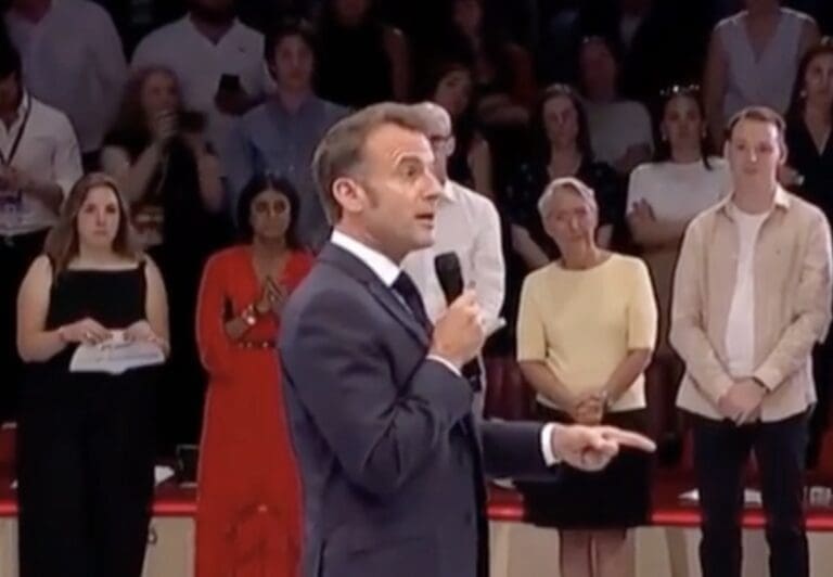 Lire la suite à propos de l’article Emmanuel Macron s’invite aux dix ans des Jeunes avec Macron et rend hommage aux forces de sécurité