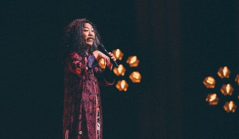 Lire la suite à propos de l’article Mort de Bun Hay Mean : l’humoriste « Chinois marrant » décède à 43 ans après une chute à Paris