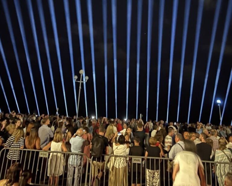 Lire la suite à propos de l’article Nice : 86 faisceaux lumineux projetés dans le ciel n hommage aux victimes des attentats du 14-Juillet 2016