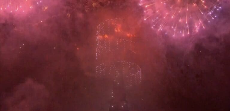 Lire la suite à propos de l’article Paris : 1 000 drones réinventent le feu d’artifice du 14 Juillet