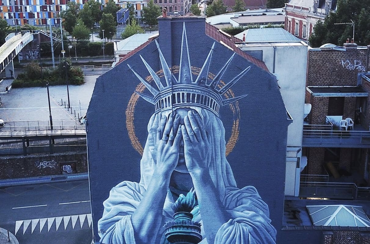 "Judith de Leeuw, La protestation silencieuse de la statue de la Liberté". Judith de Leeuw. Photo : @ JDL Street Art
