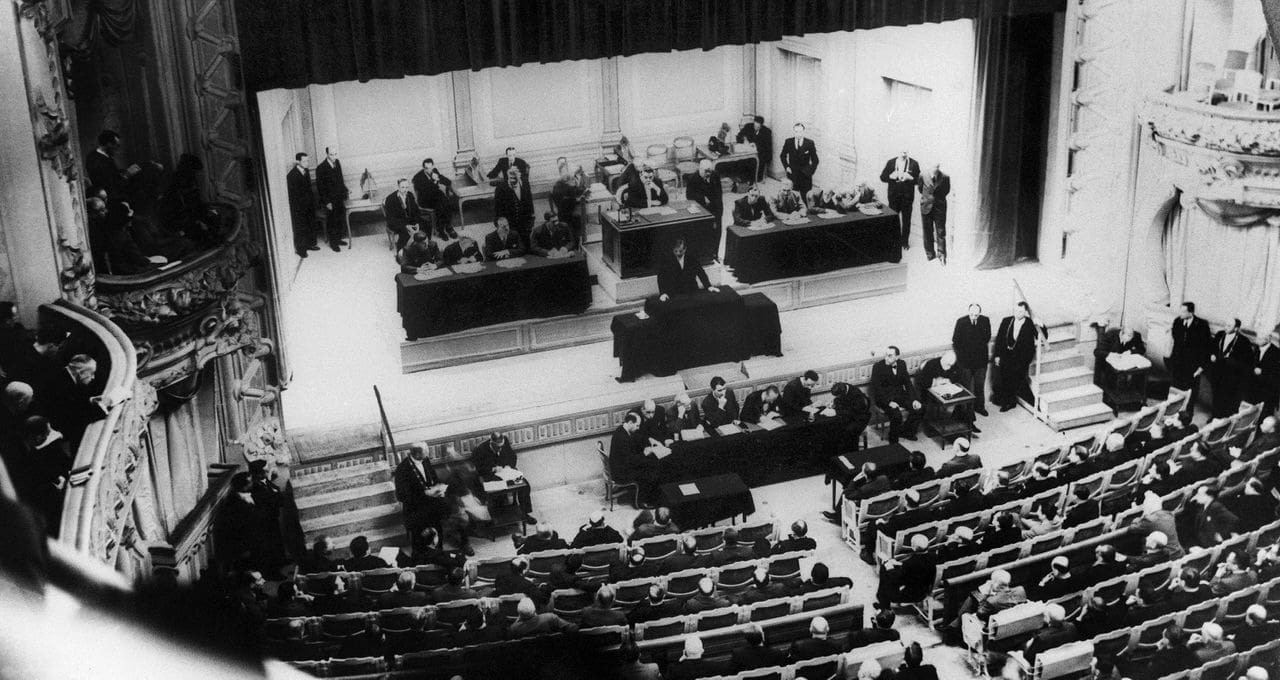 L'Assemblée nationale siégeant dans le Grand Casino de Vichy, le 10 juillet 1940, jour du vote des pleins pouvoirs constituants au maréchal Pétain. Photo : DR