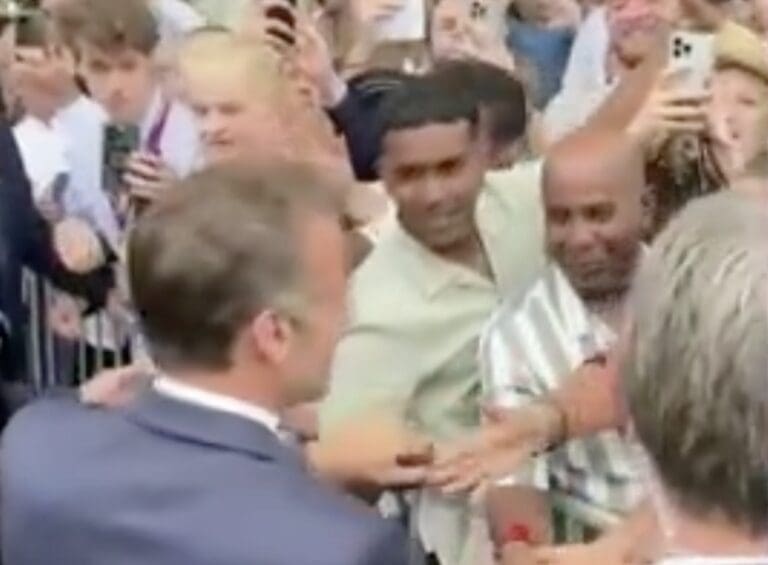 Lire la suite à propos de l’article Emmanuel Macron a-t-il payé 500 figurants pour l’acclamer lors des festivités du 14 Juillet ?