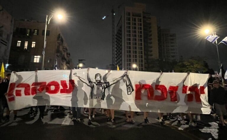 Lire la suite à propos de l’article Hapoel Jérusalem : des supporters appellent au boycott d’un match pour exiger la libération des otages