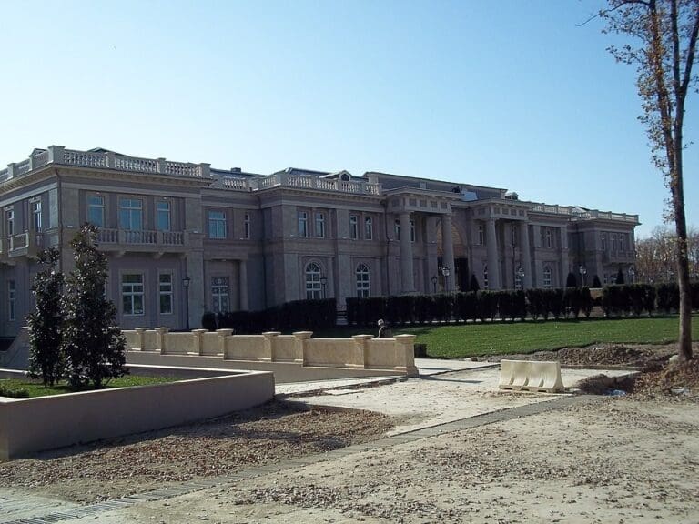 Lire la suite à propos de l’article Russie : un incendie déclenché par un drone ukrainien près du « palais de Poutine » sur la mer Noire