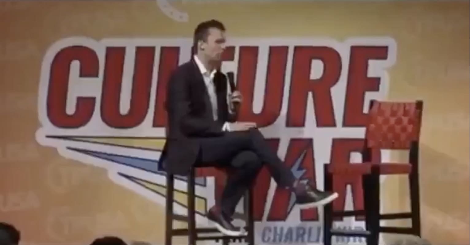 You are currently viewing Charlie Kirk accusé d’homophobie : un échange public éclaire la position qu’il défendait