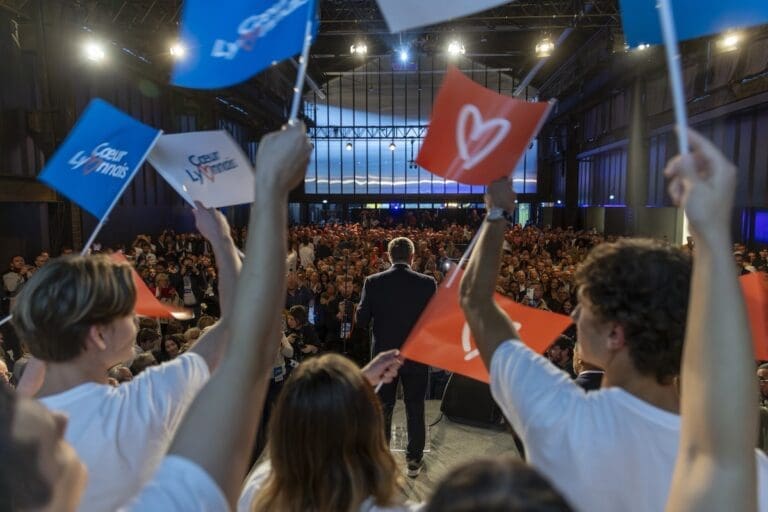 Lire la suite à propos de l’article Lyon municipales 2026 : Jean-Michel Aulas fait salle comble lors de son premier meeting, des centaines de personnes refoulées