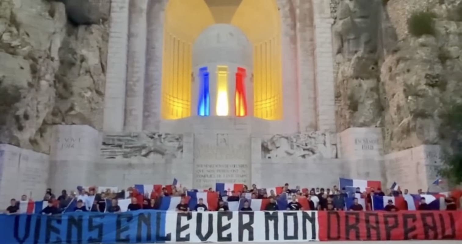 You are currently viewing Nice : rassemblement d’une centaine de militants nationalistes au Monument aux Morts, drapeaux tricolores et Marseillaise géante