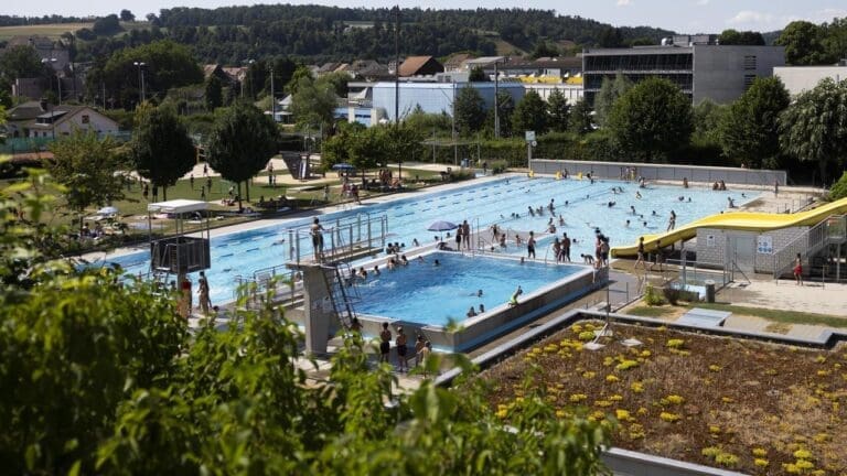 Lire la suite à propos de l’article Suisse : l’interdiction des étrangers dope les abonnements de la Piscine de Porrentruy mais relance la polémique