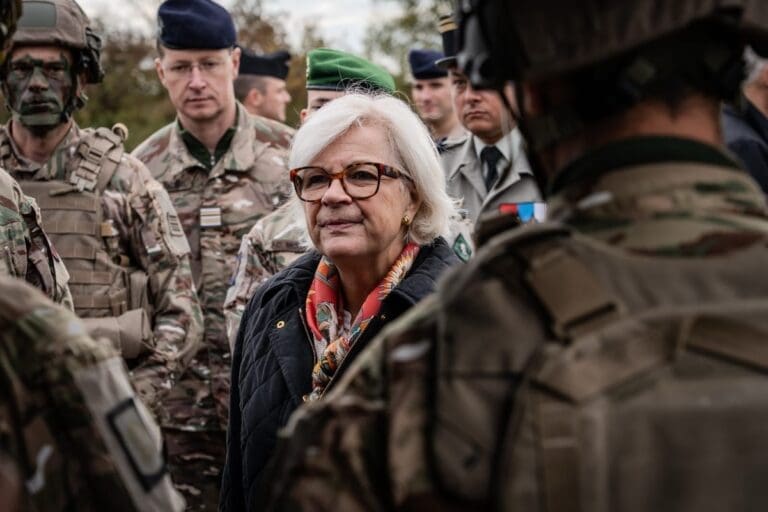 Lire la suite à propos de l’article Armée : Catherine Vautrin en terrain connu à Mourmelon après ses approximations à Bruxelles