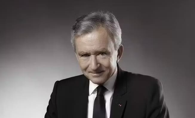You are currently viewing Bernard Arnault : un bond de 19 milliards de dollars propulse la fortune du patron de LVMH à 192 milliards