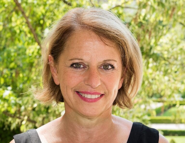 Lire la suite à propos de l’article Brigitte Bourguignon au Sénat : l’ex-ministre Renaissance choisit le groupe centriste