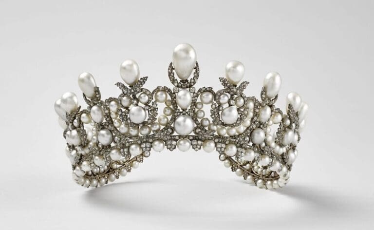 Lire la suite à propos de l’article Cambriolage au Louvre : les huit bijoux inestimables dérobés dans la galerie d’Apollon