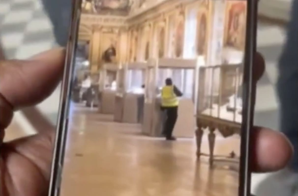 You are currently viewing Cambriolage du Louvre : les images dévoilées par BFMTV révèlent l’utilisation d’un gilet jaune de la mairie de Paris