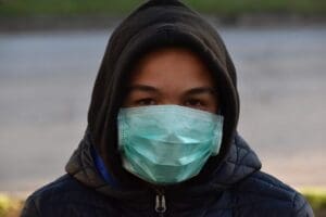 Lire la suite à propos de l’article Covid-19 : le masque redevient obligatoire dans plusieurs établissements de santé face à la hausse des contaminations