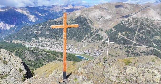 You are currently viewing Croix retirée à Montgenèvre : une opération par hélicoptère au nom de la laïcité
