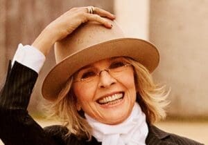 Lire la suite à propos de l’article Diane Keaton : adieu à l’actrice iconoclaste et icône du style hollywoodien