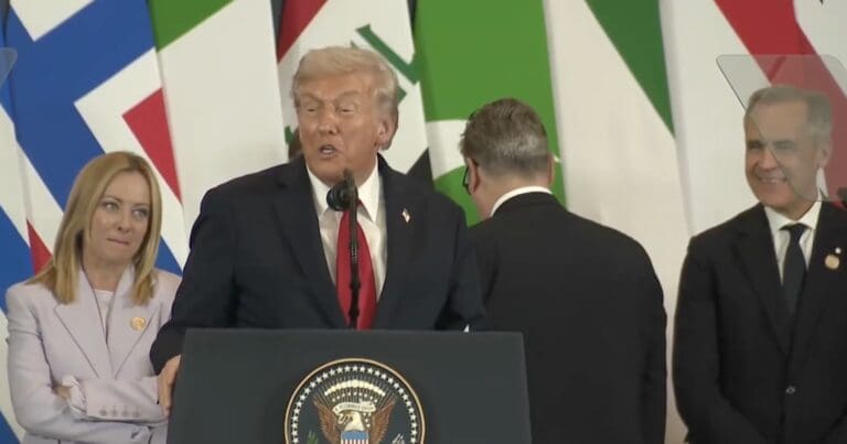 Lire la suite à propos de l’article Donald Trump : la plaisanterie humiliante envers Keir Starmer fait le buzz au sommet de la paix à Gaza