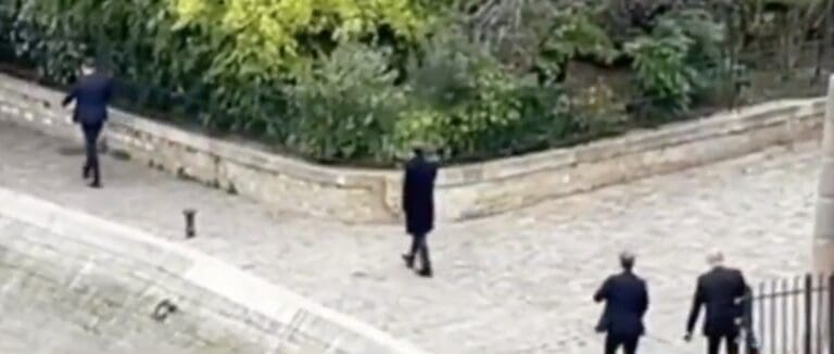 Lire la suite à propos de l’article Emmanuel Macron : une marche solitaire à Paris après la démission de Sébastien Lecornu