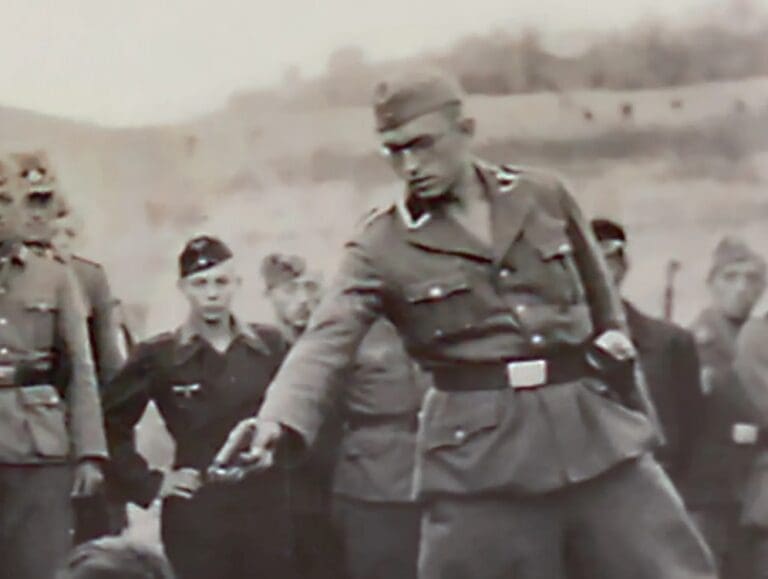 Lire la suite à propos de l’article Intelligence artificielle : l’identité du bourreau nazi d’une photo emblématique de la Seconde Guerre mondiale enfin révélée après 80 ans