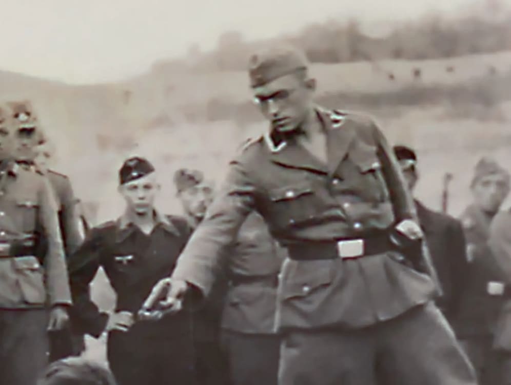 You are currently viewing Intelligence artificielle : l’identité du bourreau nazi d’une photo emblématique de la Seconde Guerre mondiale enfin révélée après 80 ans