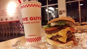Lire la suite à propos de l’article Lyon : le Five Guys de la Part-Dieu passe au bœuf halal