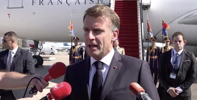 Lire la suite à propos de l’article Macron au Proche-Orient : à son arrivée en Égypte, il salue la libération d’otages et plaide pour une force internationale à Gaza