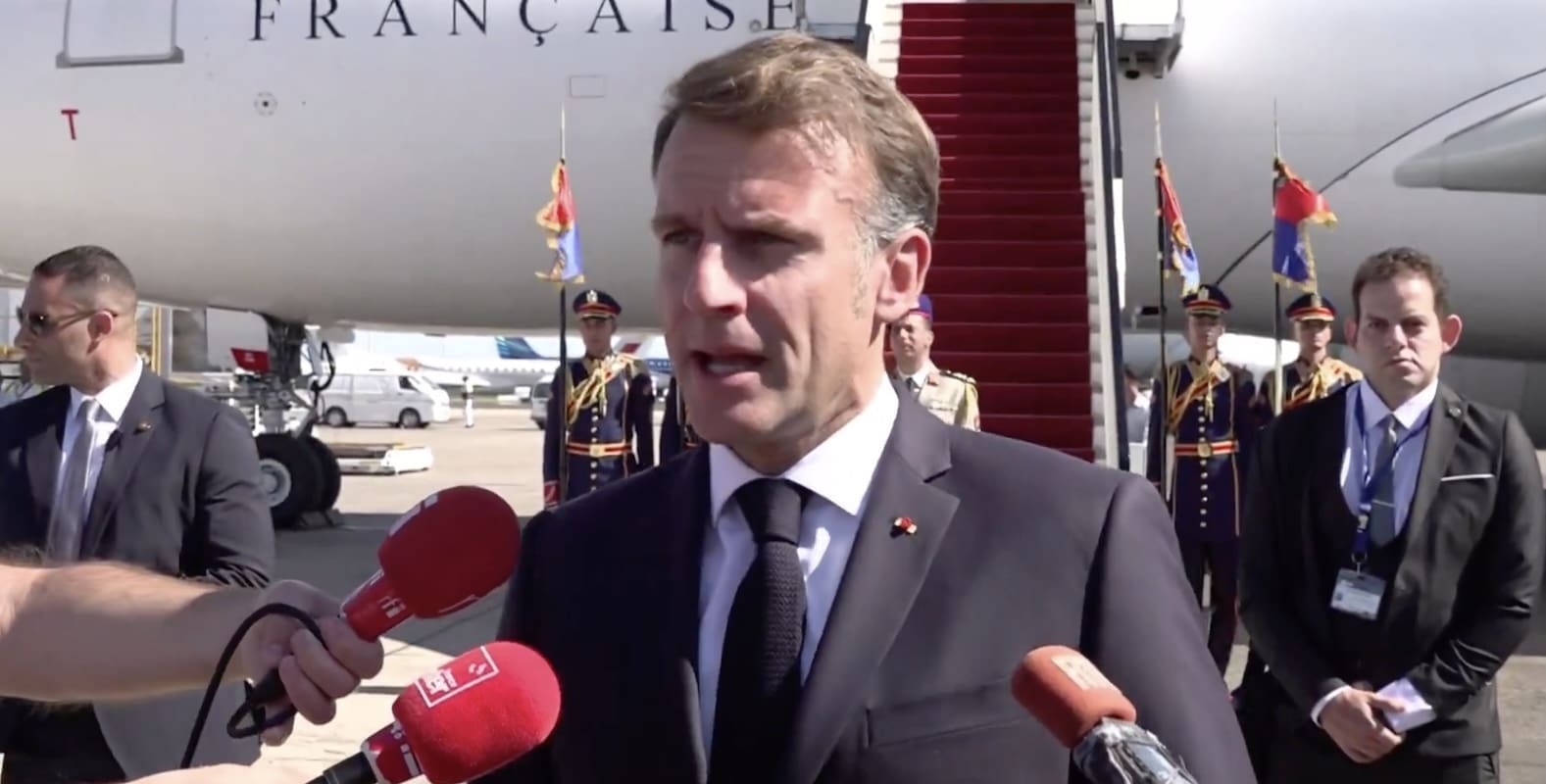 You are currently viewing Macron au Moyen-Orient : le président appelle à la stabilité et récuse toute responsabilité dans la crise politique 