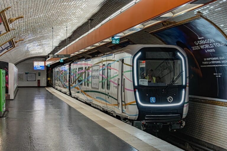 Lire la suite à propos de l’article Métro MF19 : la RATP met en service ses nouvelles rames sur la ligne 10, un tournant historique pour Paris