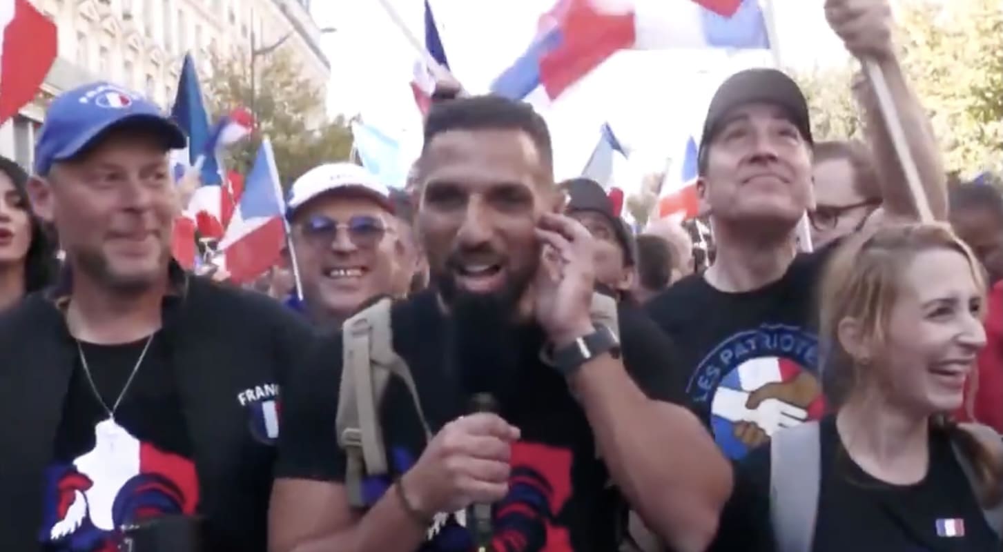 You are currently viewing Paris : marée tricolore place de la République à l’appel de Ben le Patriote