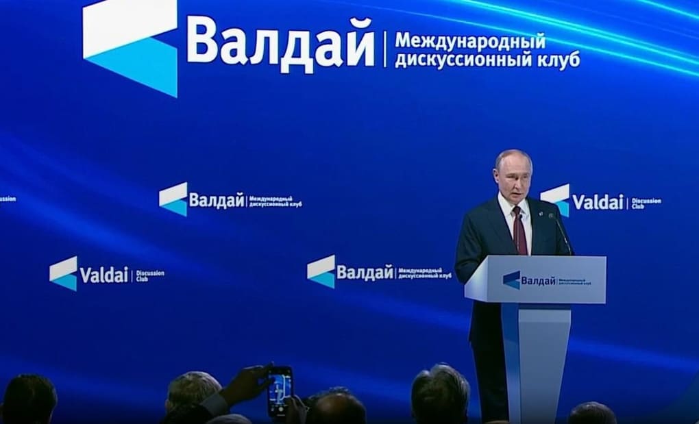 You are currently viewing Poutine accuse la France de piraterie : tensions autour du pétrolier russe intercepté au large de Saint-Nazaire