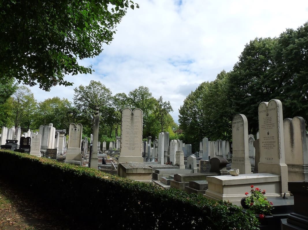 You are currently viewing Profanation à Bagneux : la tombe de Robert Badinter profanée quelques heures avant son entrée au Panthéon