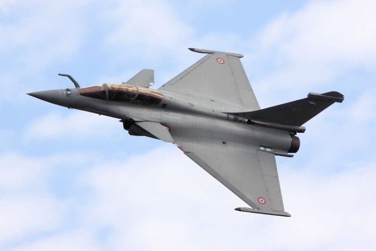 Lire la suite à propos de l’article Rafale en alerte : un avion d’affaires muet au-dessus de Clermont-Ferrand déclenche une interception
