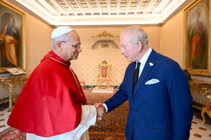 You are currently viewing Religion : Charles III prie avec le pape Léon XIV, une première depuis le schisme anglican