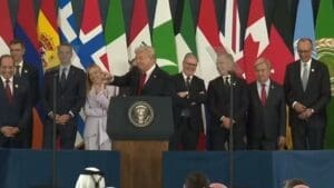 Lire la suite à propos de l’article Sommet de la paix à Gaza : Donald Trump ridiculise Emmanuel Macron devant les dirigeants mondiaux