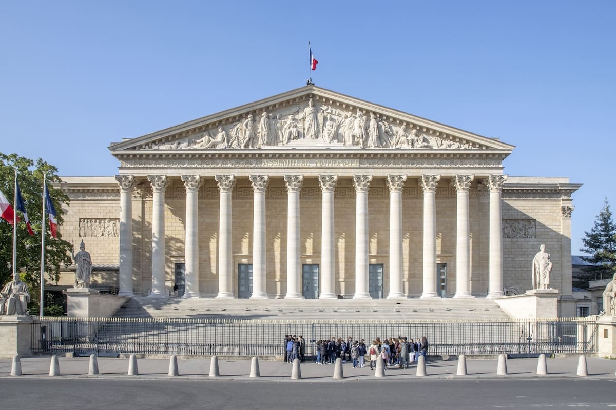 You are currently viewing Taxe Zucman : rejet cinglant à l’Assemblée, la gauche dénonce « un refus de justice fiscale »