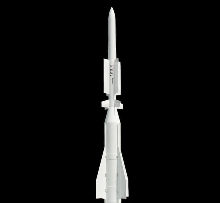 Lire la suite à propos de l’article Ukraine : la France livrera des missiles Aster supplémentaires et de nouveaux Mirage, annonce Emmanuel Macron